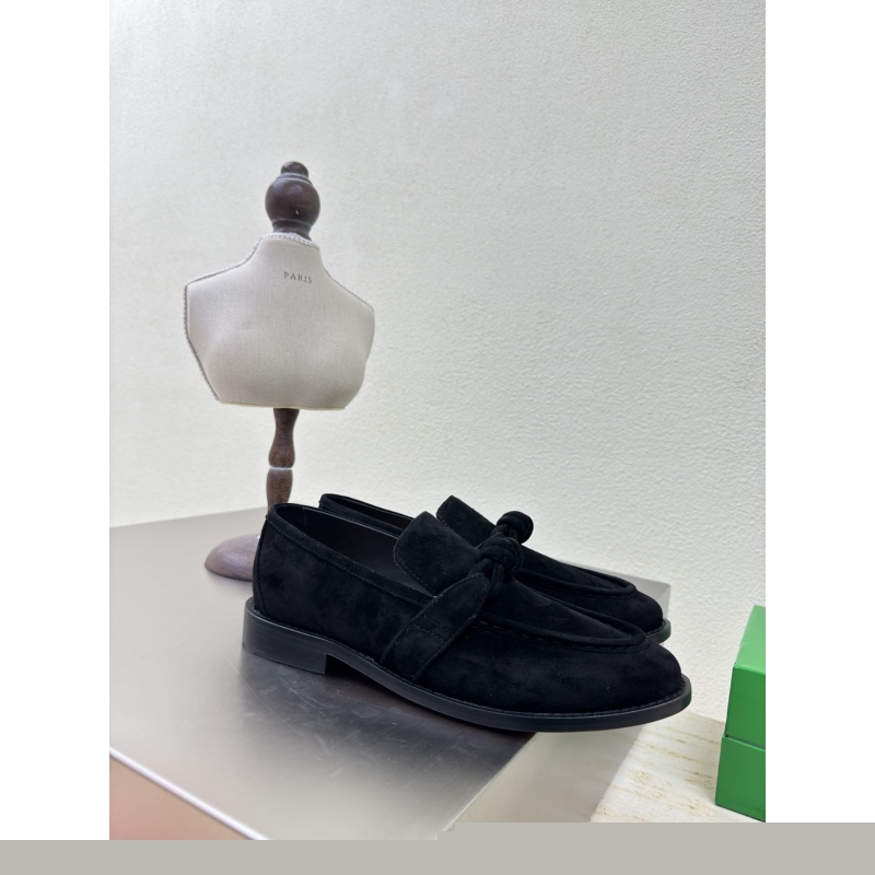 bo*te*ga Ve*ne*ta leather shoes